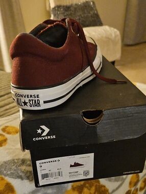 Converse Low Top Sneakers in Maroon